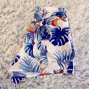 3/$15 NWOT ✨ Shein floral print shorts with tie